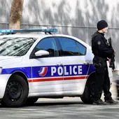 Un agente de la Policía francesa en el exterior de una comisaría de la capital.