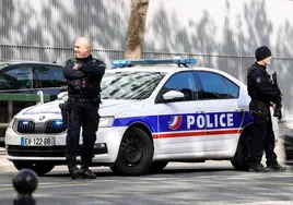 Dos agentes de la Policía francesa en el exterior de una comisaría de la capital.