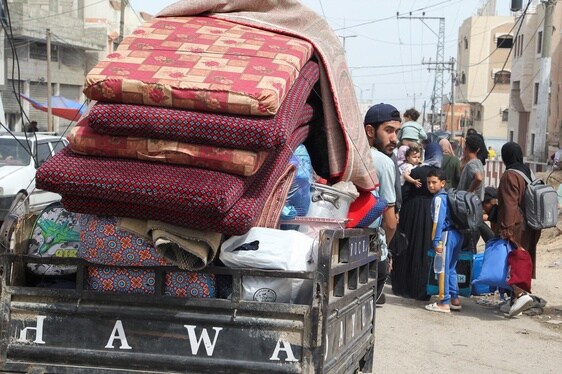 Un joven palestino huye de Rafah con sus escasas pertenencias