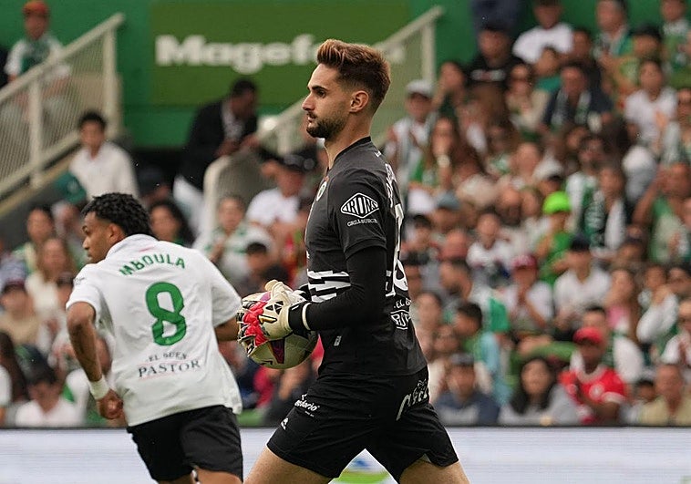 Mboula derrota al Mirandés y mantiene una jornada más al Racing en playoffs