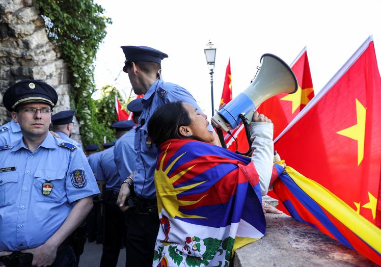 Un pequeño grupo de tibetanos protesta contra la visita de Xi en Budapest.