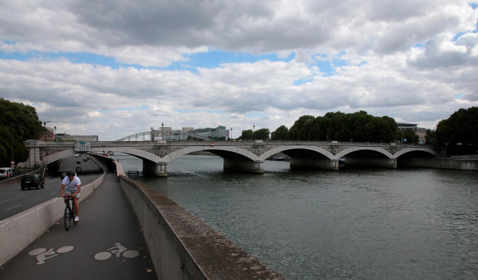 Puente de Austerlitz, en París, donde fue encontrada la maleta con los restos.