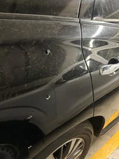 Imagen del impacto de una bala en el vehículo de la política mexicana.