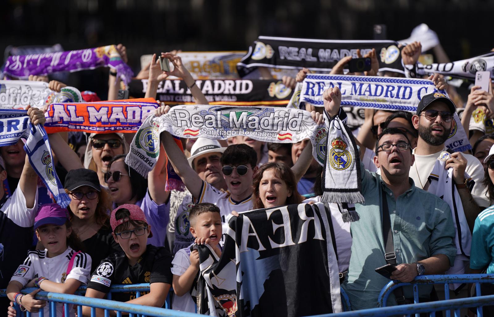 Desde primera hora los aficionados del Real Madrid lucen bufandas a la espera de ver a sus ídolos