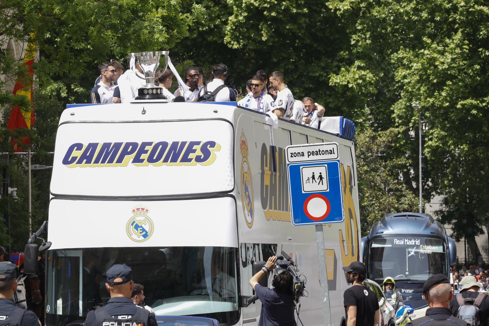 Los jugadores del Real Madrid se desplazan en un autobús descapotable hasta llegar a Cibeles