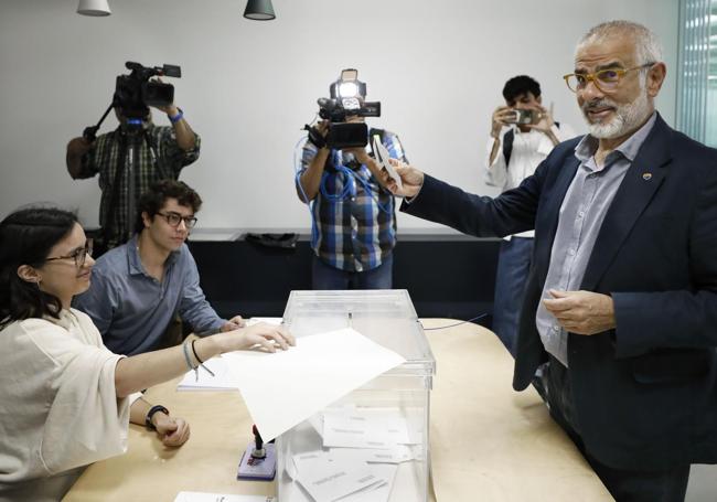 Carlos Carrizosa votando.