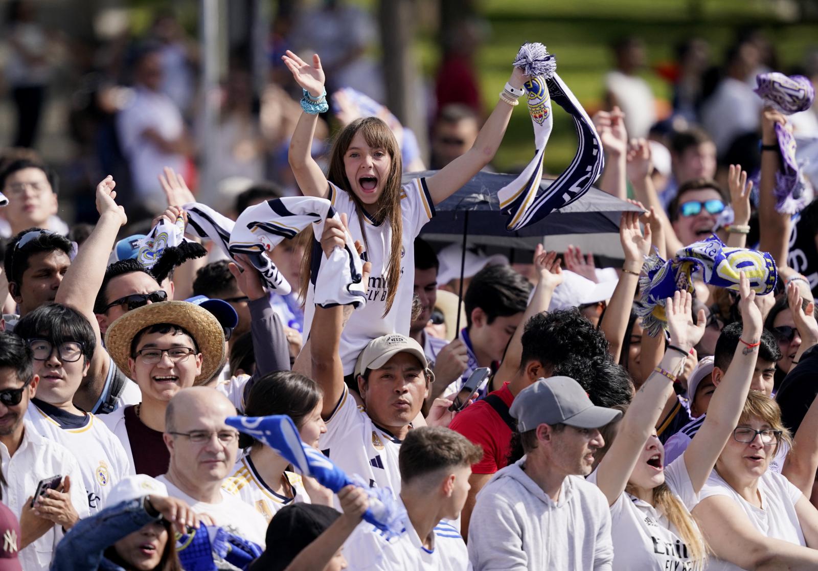 Desde primera hora los aficionados del Real Madrid lucen bufandas a la espera de ver a sus ídolos