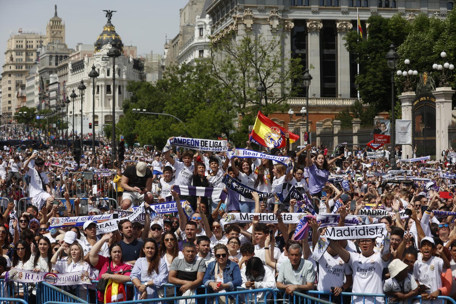 Miles de aficionados se congregan en la Plaza de Cibeles para celebrar junto a los jugadores del Real Madrid el título liguero