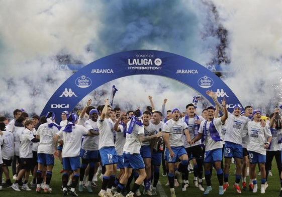 Los jugadores del Deportivo celebran el ascenso a Segunda en Riazor.