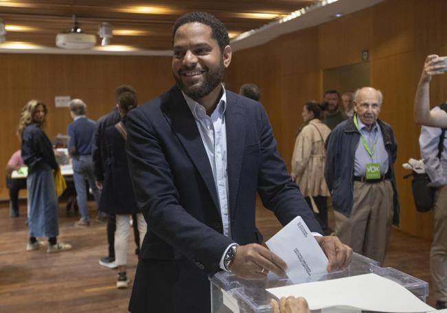 Ignacio Garriga mete la papeleta en una urna.