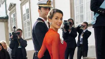 Todos los secretos del vestido rojo de Caprile con el que Letizia arrasó en la boda de Federico y Mary de Dinamarca hace 20 años