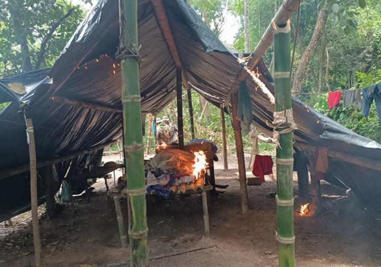 Fotografía cedida por la fundación Moisés Bertoni de un campamento instalado en una de las plantaciones ilegales de marihuana dentro de la Reserva Mbaracayú, un bosque de paraguay considerado 'pulmón verde', descubierto en enero por esta institución, encargada de administrar el bosque.