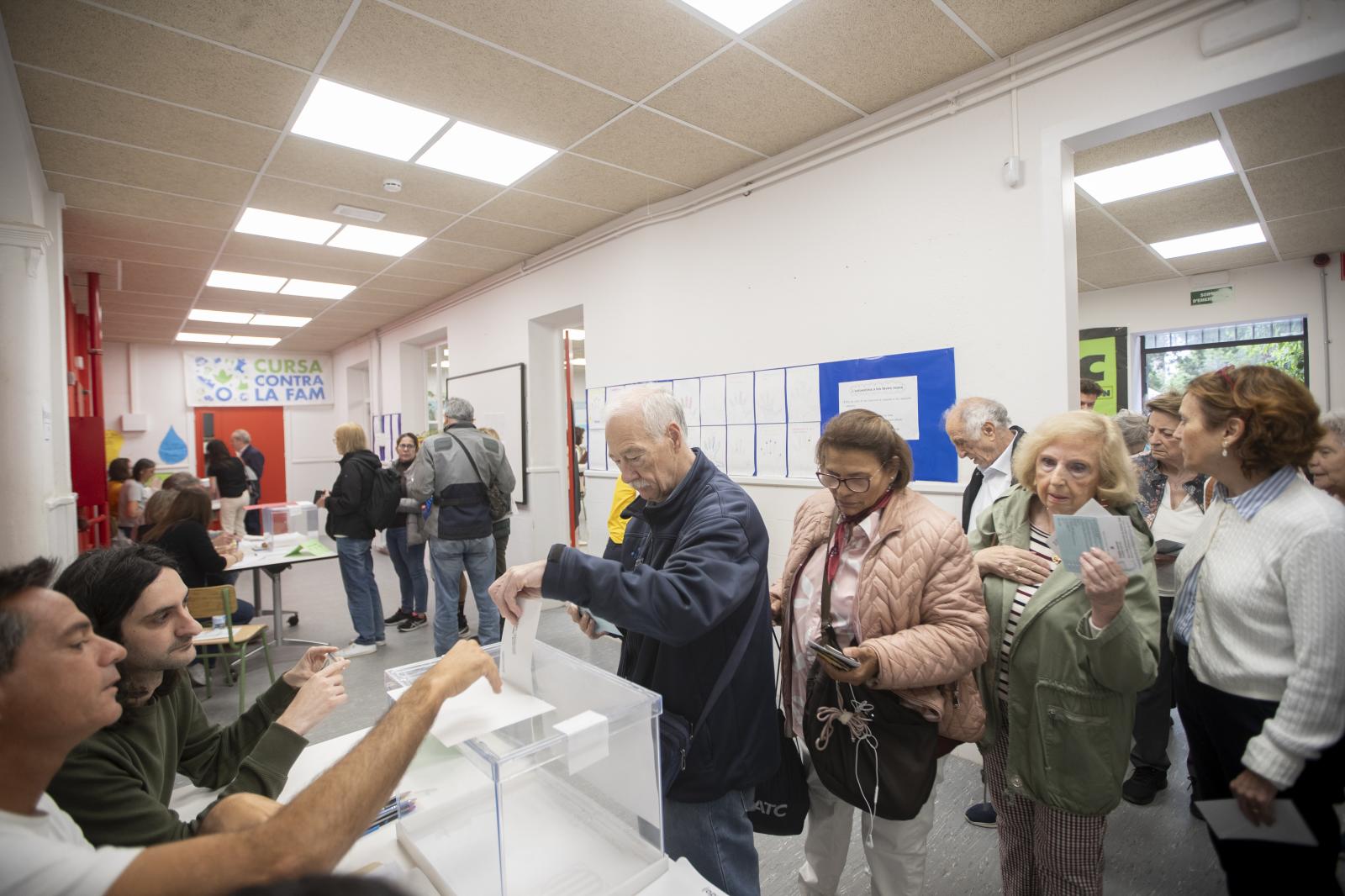 Ciudadanos depositan sus votos a primera hora en el Centro Cívico Villa Florida de Barcelona.