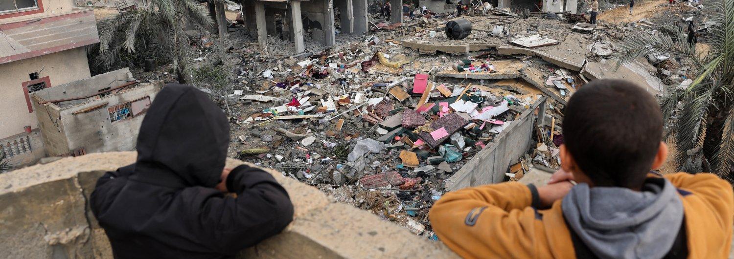 Un niño observa los destrozos causados por un bombardeo en una casa de Rafah. AFP