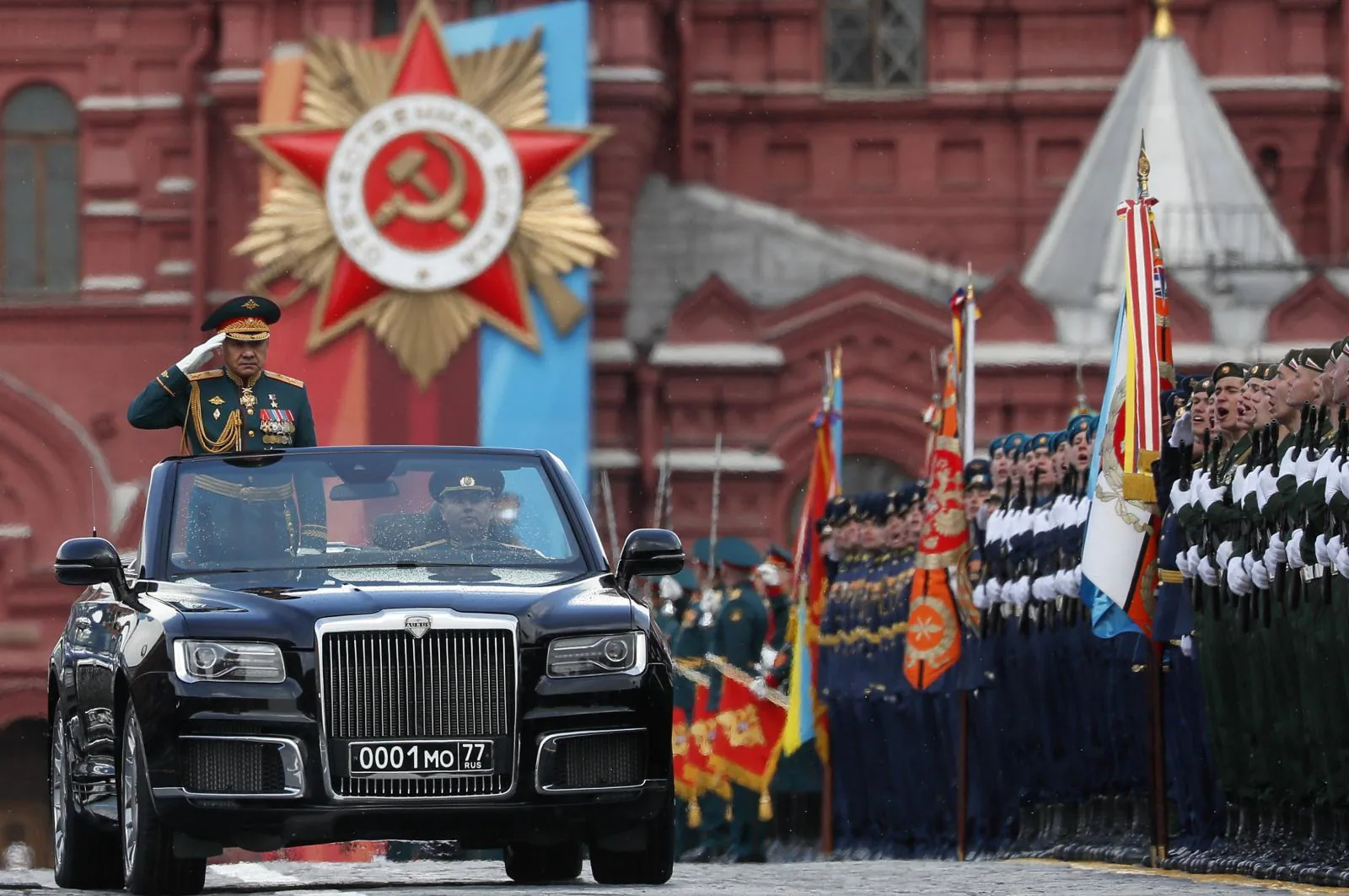 Serguéi Shoigú pasa revista a las tropas en su último acto oficial como ministro en el desfile militar del Día de la Victoria, el pasado día 9 en Moscú.