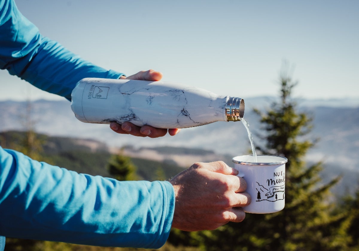 Mantente siempre hidratado con estas botellas de agua reutilizables