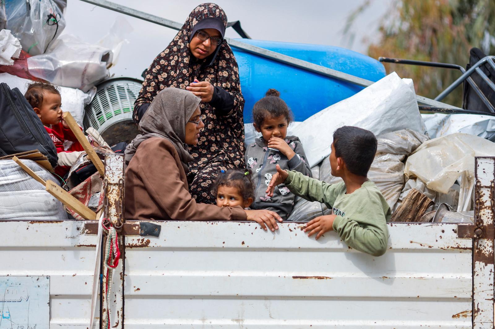 Una familia palestina huye de Rafah en un vehículo.