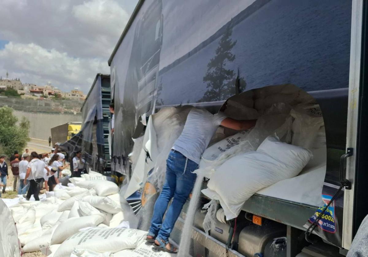 Los camiones fueron detenidos y la ayuda fue destruída para impedir que llegue a Gaza.