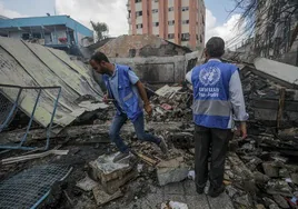 Empleados de la UNRWA inspeccionan una escuela de la ONU destruida por un bombardeo israelí en el campamento de refugiados de al Nuseirat.