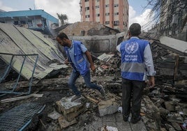 Empleados de la UNRWA inspeccionan una escuela de la ONU destruida por un bombardeo israelí en el campamento de refugiados de al Nuseirat.