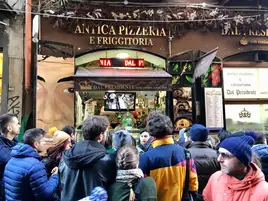 Comensales aguardan frente a la pizzería 'Dal Presidente'.