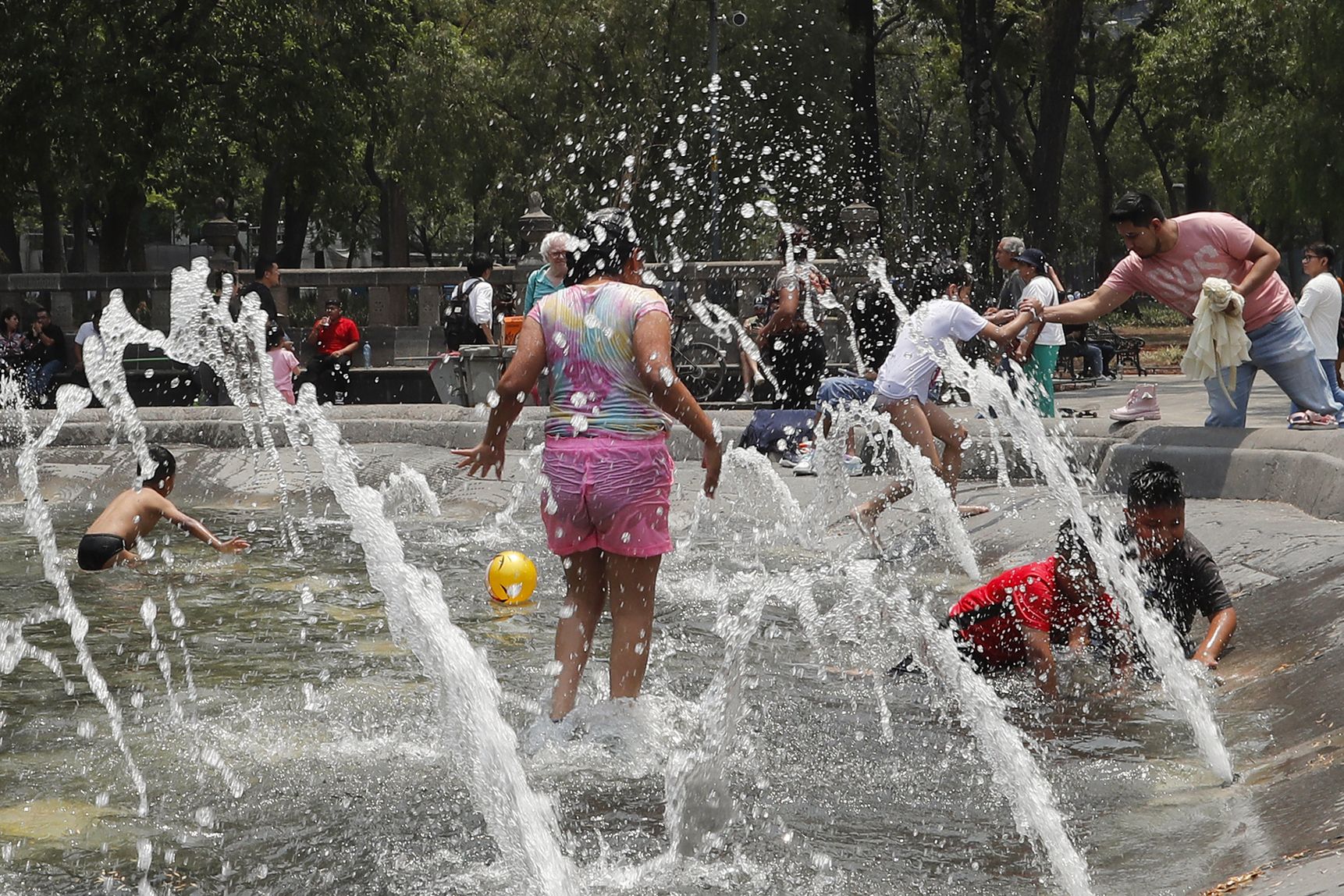 Los habitantes de México se refrescan en una fuente durante la última ola de calor que sube los termómetros a los 45º en el país centroamericano.