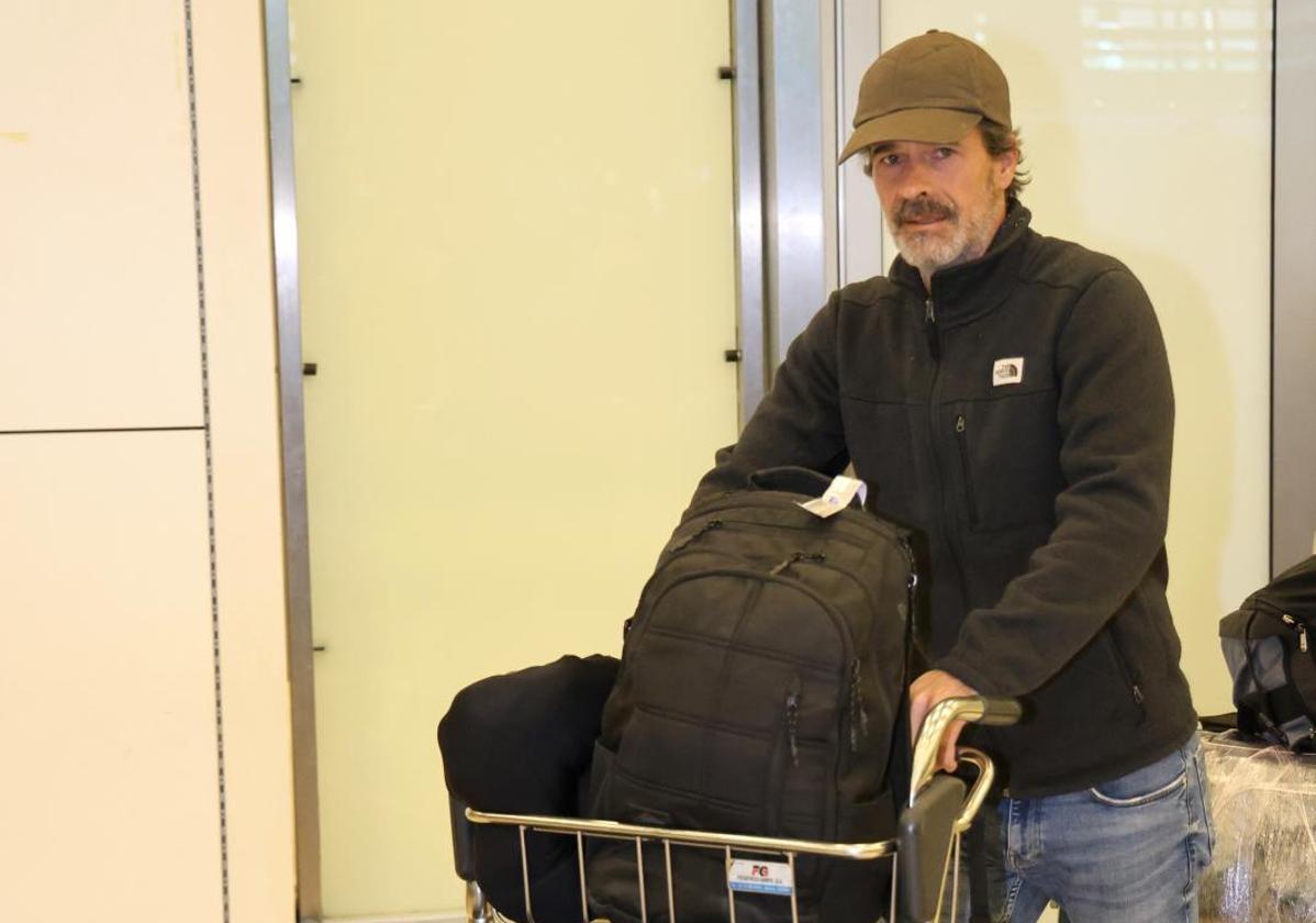 Rodolfo Sancho en el aeropuerto de Madrid tras regresar de Tailandia.