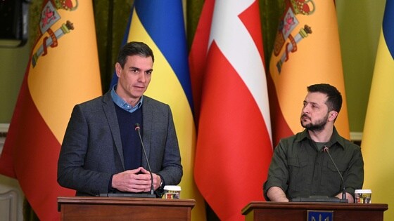 El presidente del Gobierno, Pedro Sánchez, y el presidente de Ucrania, Volodimir Zelenski.