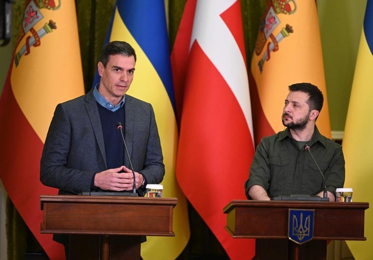 El presidente del Gobierno, Pedro Sánchez, y el presidente de Ucrania, Volodimir Zelenski, en un viaje del primero a Kiev.