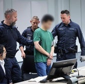 El acusado, identificado como Ibrahim A., es conducido a la sala del tribunal de Itzehoe para escuchar la condena.