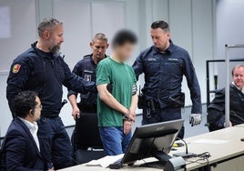 El acusado, identificado como Ibrahim A., es conducido a la sala del tribunal de Itzehoe para escuchar la condena.