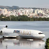 Un avión en el anegado aeropuerto de Porto Alegre, en Brasil.