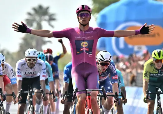 Jonathan Milan celebra su victoria en la undécima etapa del Giro de Italia.