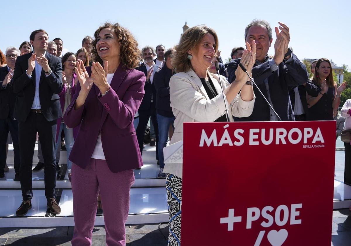 María Jesús Montero y Teresa Ribera en el acto de presentación de la candidatura eeuropea del PSOE, este miércoles, en Sevilla.