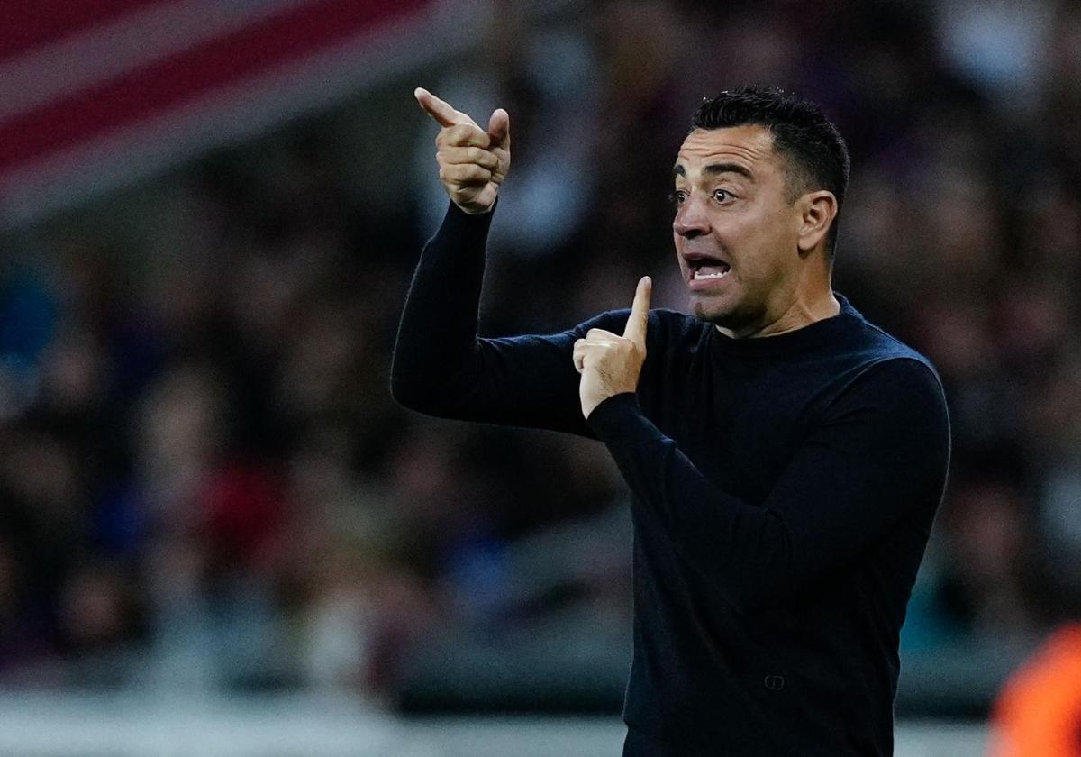 Xavi Hernández, dando instrucciones durante el partido ante la Real Sociedad.