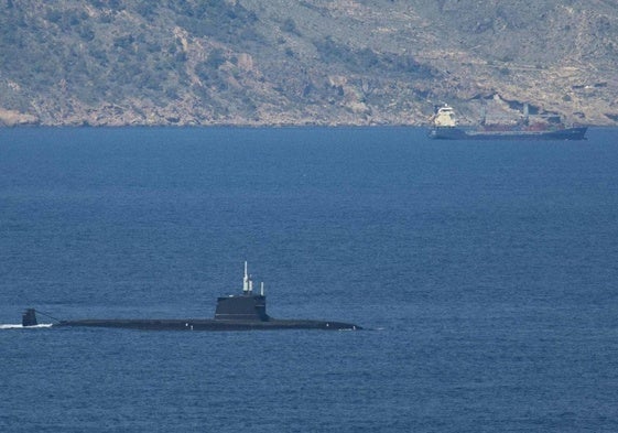 El buque 'Borkum', en el fondeadero de Cabo Tiñoso, y en primer término el submarino S-81, durante unos ejercicio prácticos.