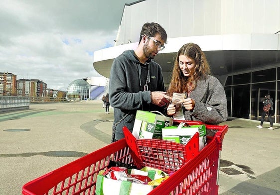 Una pareja revisando el tique de la compra.