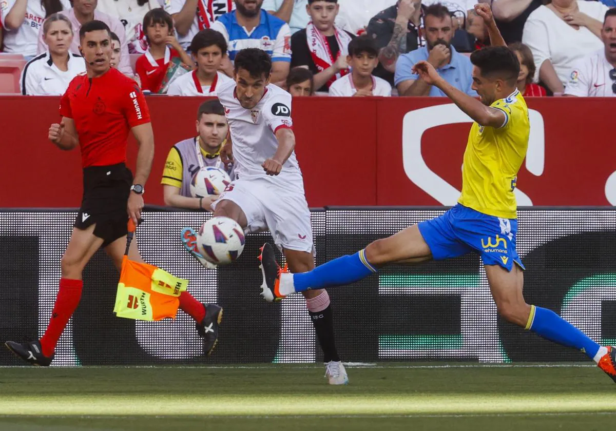 Jesús Navas, en una acción del Sevilla-Cádiz.