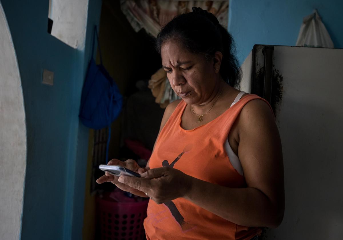 Una mujer mira la pantalla de su teléfono