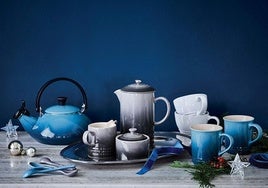 Esta tetera de acero esmaltado de Le Creuset se va a convertir en tu favorita para las meriendas