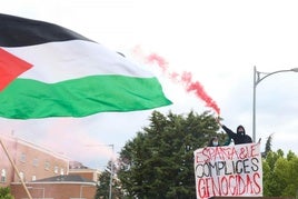 Una persona con un bote de humo durante la concentración en solidaridad por el pueblo palestino