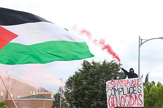 Una persona con un bote de humo durante la concentración en solidaridad por el pueblo palestino