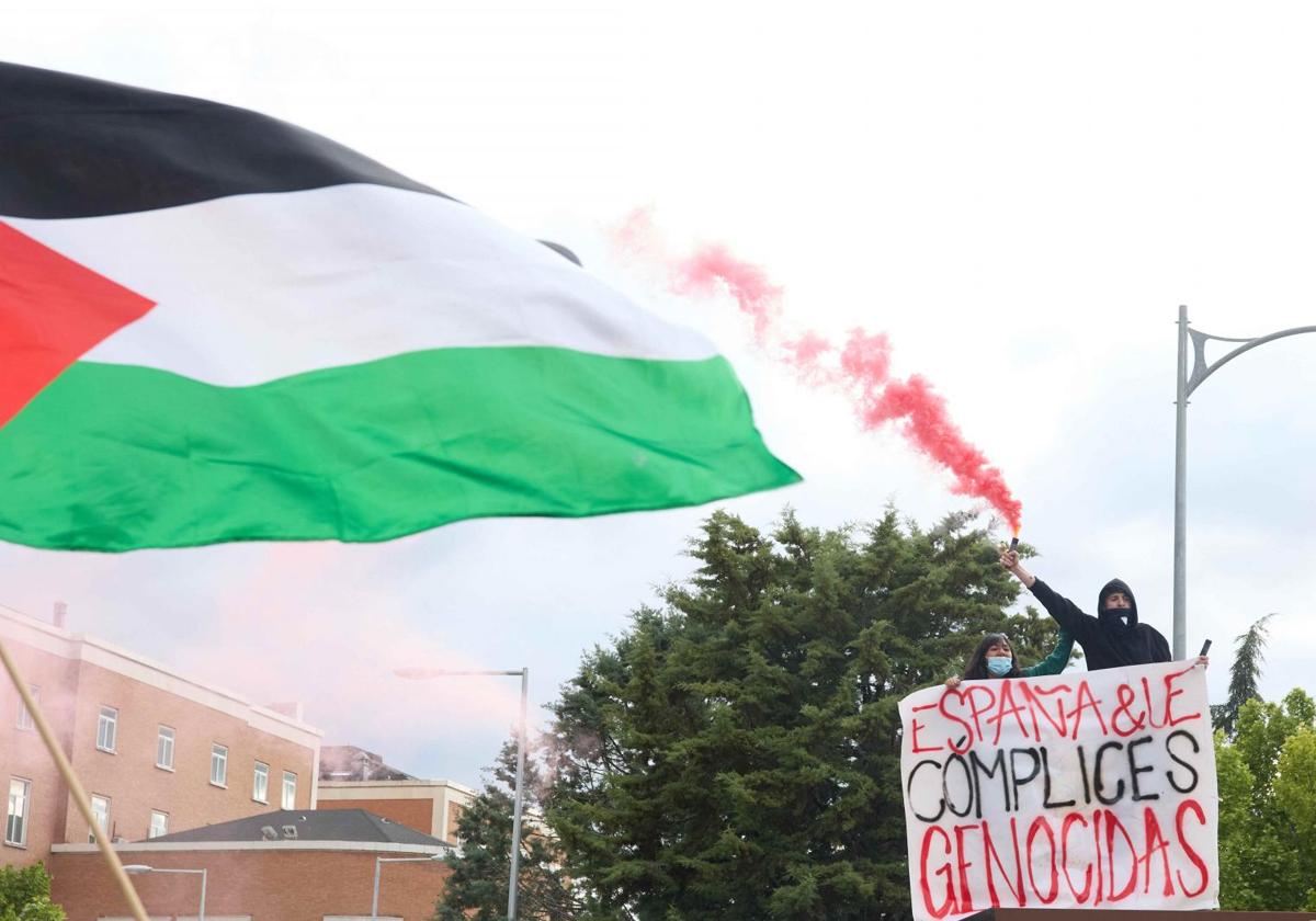 Una persona con un bote de humo durante la concentración en solidaridad por el pueblo palestino