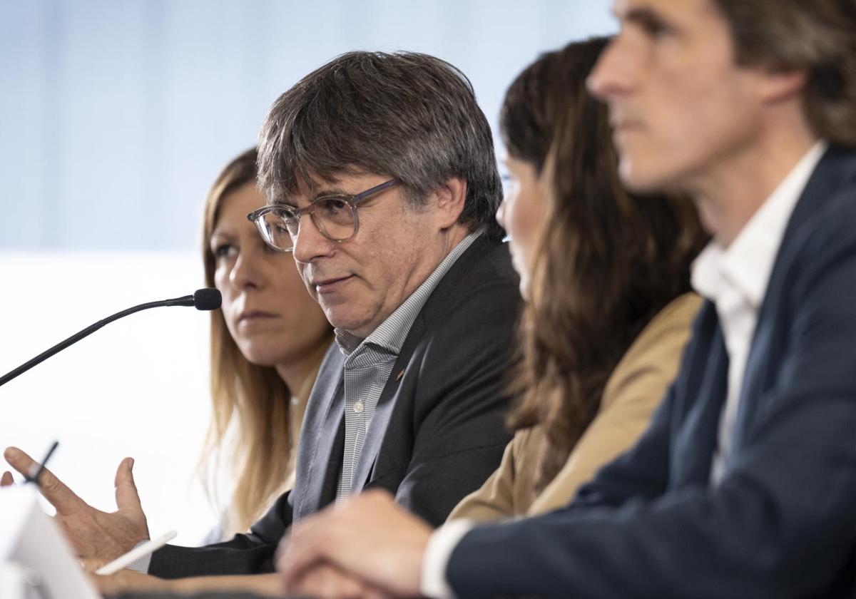 El expresident de la Generalitat, Carles Puigdemont (2i), durante la reunión de trabajo mantenida hoy en Perpiñán