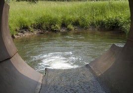 Tubería con agua contaminada.