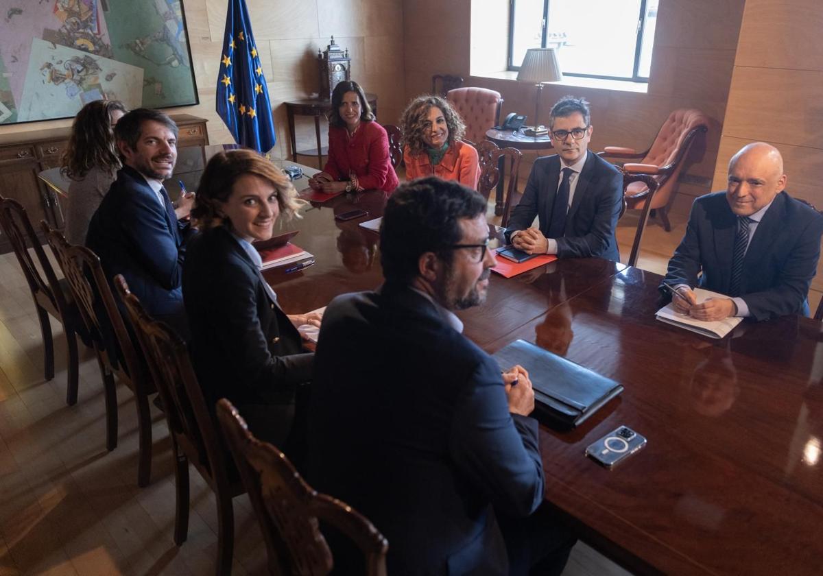 Las delegaciones de Sumar y del PSOE reunidas este jueves en el Congreso.