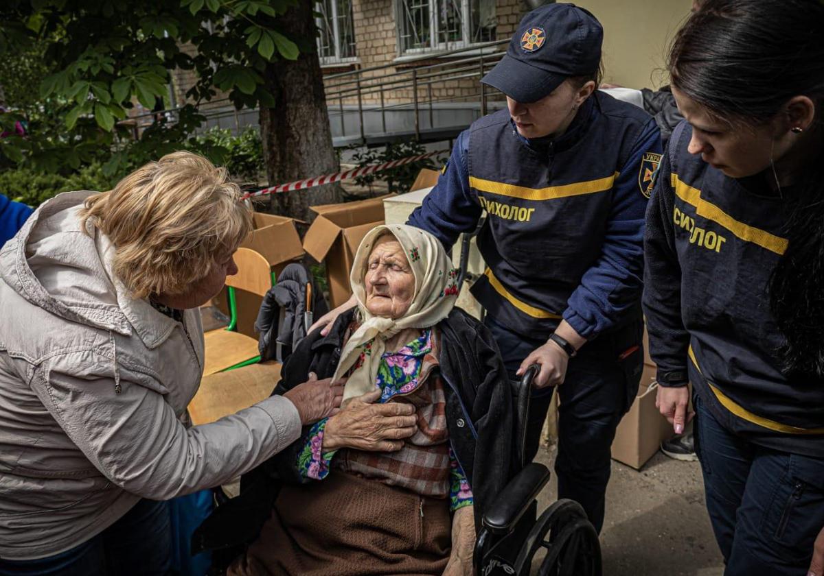 Una anciana es trasladada a un centro sanitario de Járkov, ciudad bombardeada por Rusia desde el 10 de mayo.