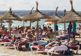 Turistas en una playa española.