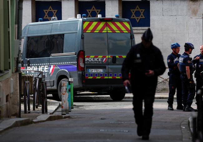 Policías franceses vigilan los alrededores del templo judío.