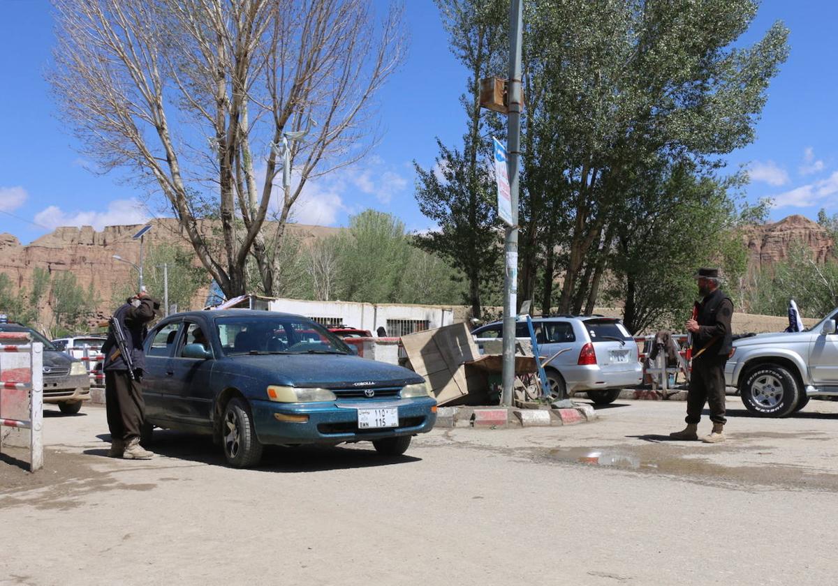 Un control de seguridad en la entrada de la carretera que lleva a las ruinas de una estatua de Buda en Bamiyán.